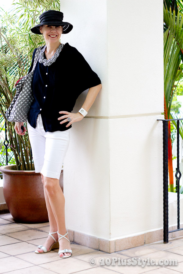 black and white holiday casual outfit with shorts | 40plusstyle.com