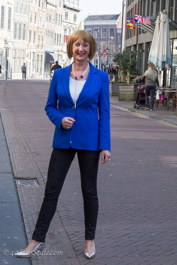 dark blue, cobalt and white in sunny Haarlem | 40plusstyle.com