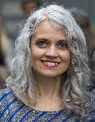Celebrating women over 40 with long gray hair | 40plusstyle.com