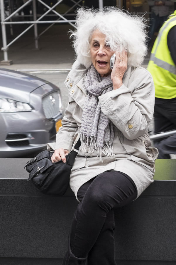 40+ women with beautiful middle-long gray hairstyles!