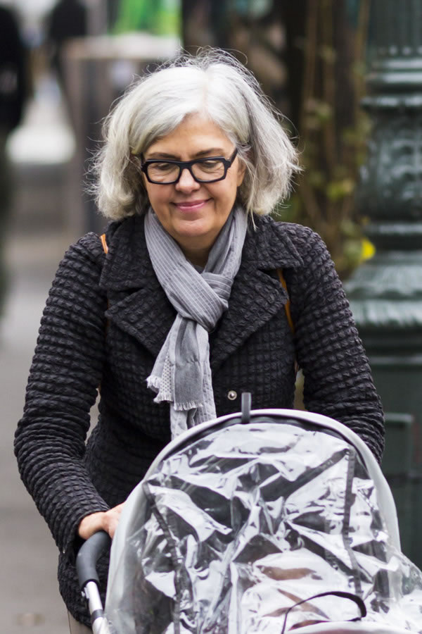 Woman with mid long gray haistyle | 40plusstyle.com