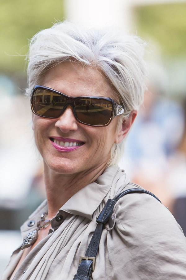 Sandi Ward sporting a short silver gray hairstyle | 40plusstyle.com