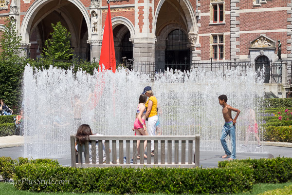 Fountain in front of Rijksmuseum Amsterdam | 40plusstyle.com