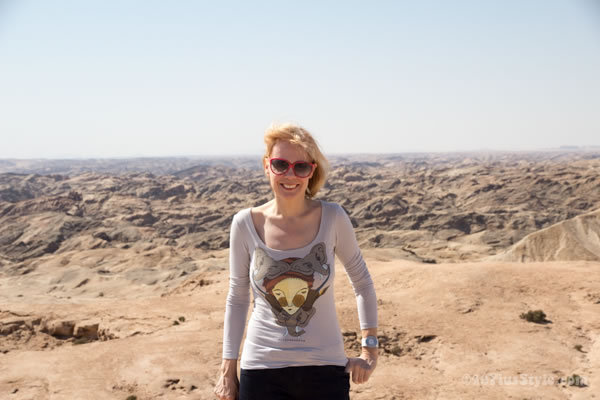 Wearing a printed t-shirt in the Namib desert | 40plusstyle.com