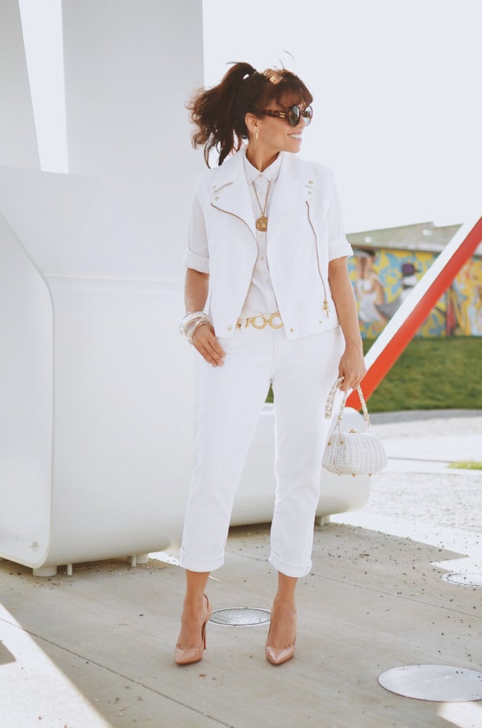 Carelia's all-white outfit | 40plusstyle.com