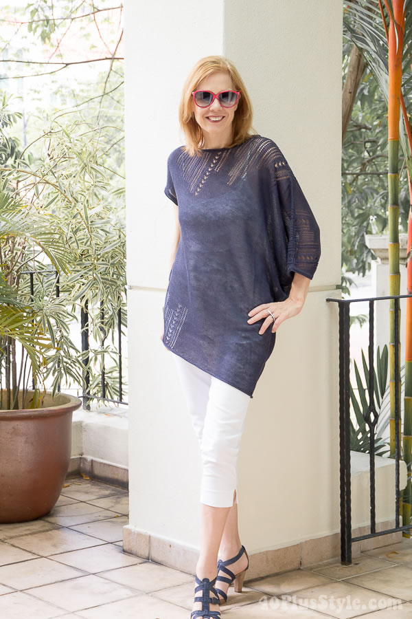 Knitted blue linen top with white capri pants | 40plusstyle.com