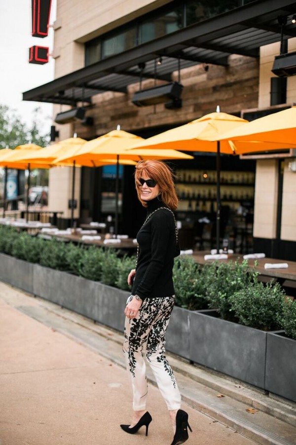 black pumps white embellished pants | 40plusstyle.com