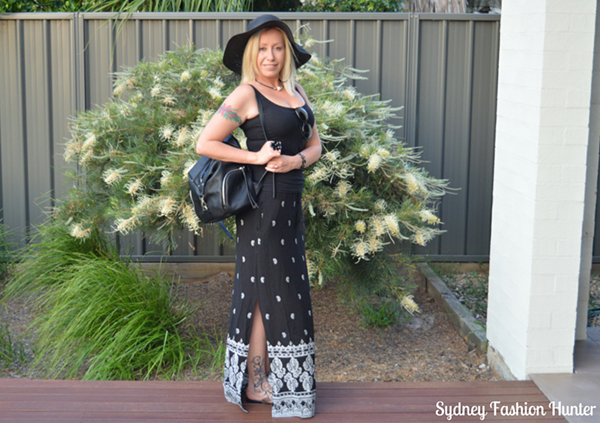 How to style a maxi skirt with a floppy hat | 40plusstyle.com