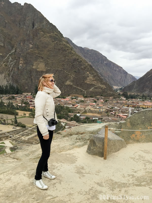 Wearing black and white in Peru | 40plusstyle.com