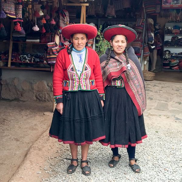 Quechua women in traditional outfit of Peru | 40plusstyle.com