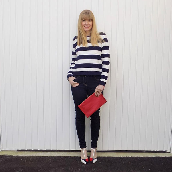 Striped sweatshirt with skinny jeans and colourblock shoes | 40plusstyle.com