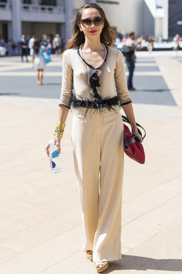 Streetstyle inspiration: Wide legged neutral co-ordinate outfit pants | 40plusstyle.com