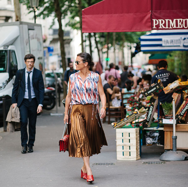 A stroll in Paris with a gold pleated skirt | 40plusstyle.com