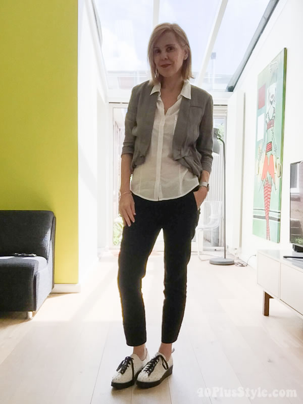 Travel outifit in the Netherlands: Layering with jackets and white comfy shoes | 40plusstyle.com