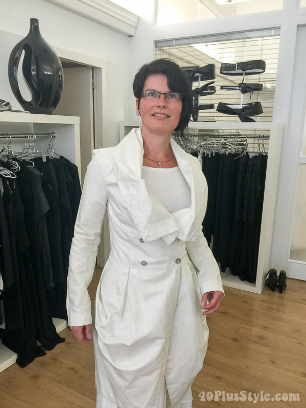 Women over 40's style idea: Asymmetric hair style and chic all white outfit | 40plusstyle.com