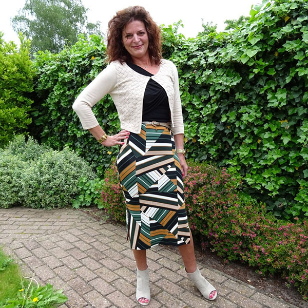 Outfit inspiration on how to style a graphic print skirt | 40plusstyle.com