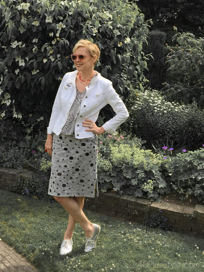How to wear polka dots - wearing gray polkadots | 40plusstyle.com
