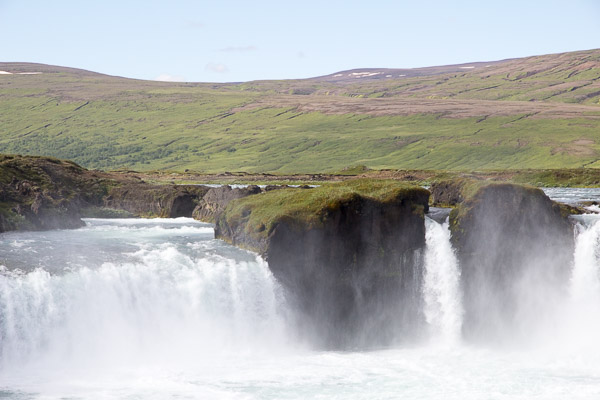 The majestic waterfalls in Iceland | 40plusstyle.com