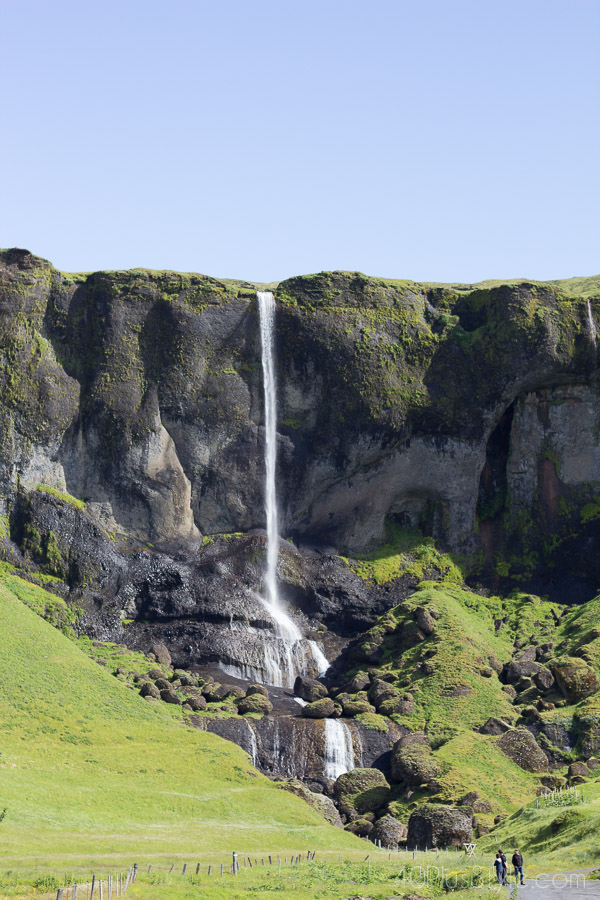 Beautiful waterfall landscapes in Iceland | 40plusstyle.com