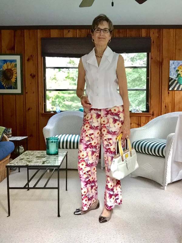 Chic floral pants look for women | 40plusstyle.com