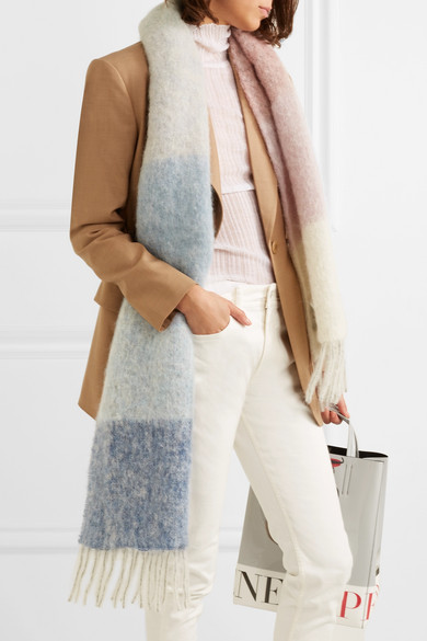 Knitted scarf with pastel tones | 40plusstyle.com