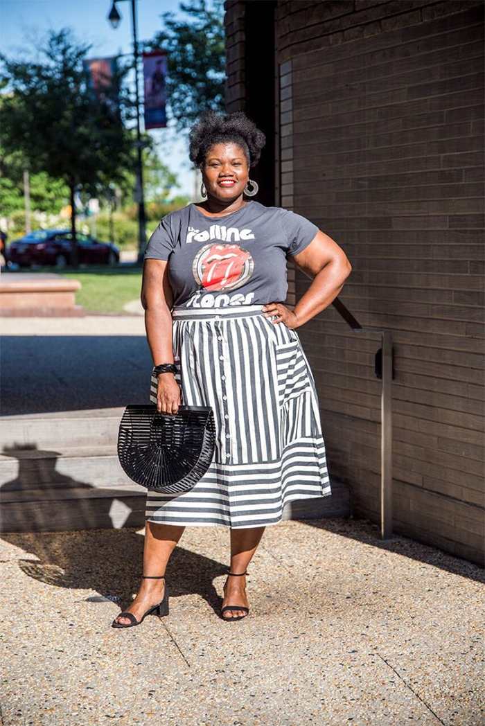 Georgette from Grown and Curvy Women is wearing Blue Printed Top with Vertical Skirt and Black Bamboo Bag | fashion over 40 | 40plusstyle