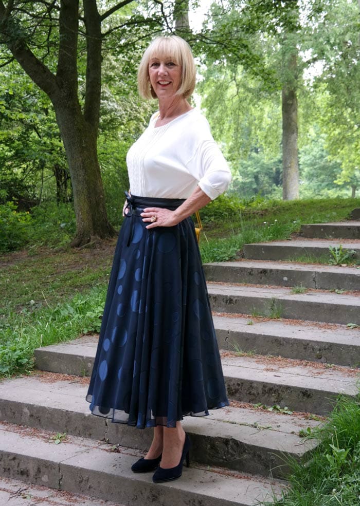 ideas on how to wear navy blue with white | 40plusstyle.com