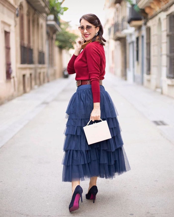 how to wear navy blue with bright colors | 40plusstyle.com