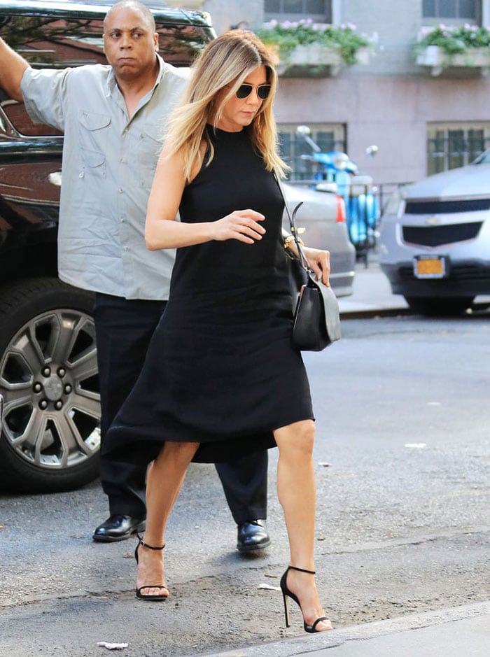 Jennifer Aniston in dress and heels | 40plusstyle.com