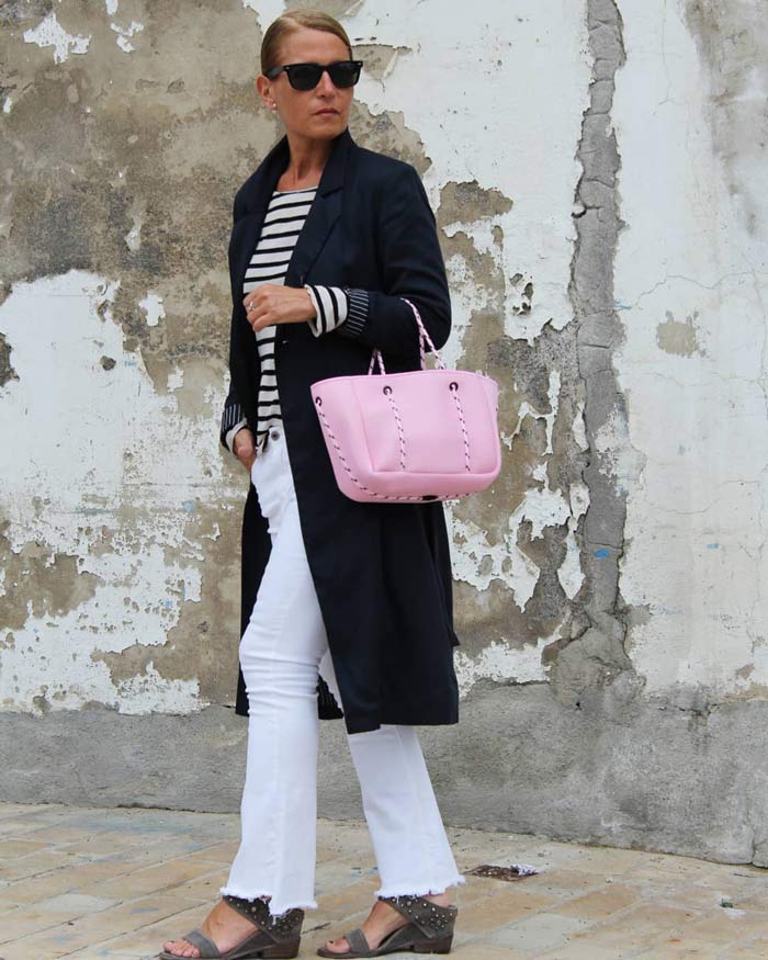 a neutral outfit with a pop of pink | 40plusstyle.com