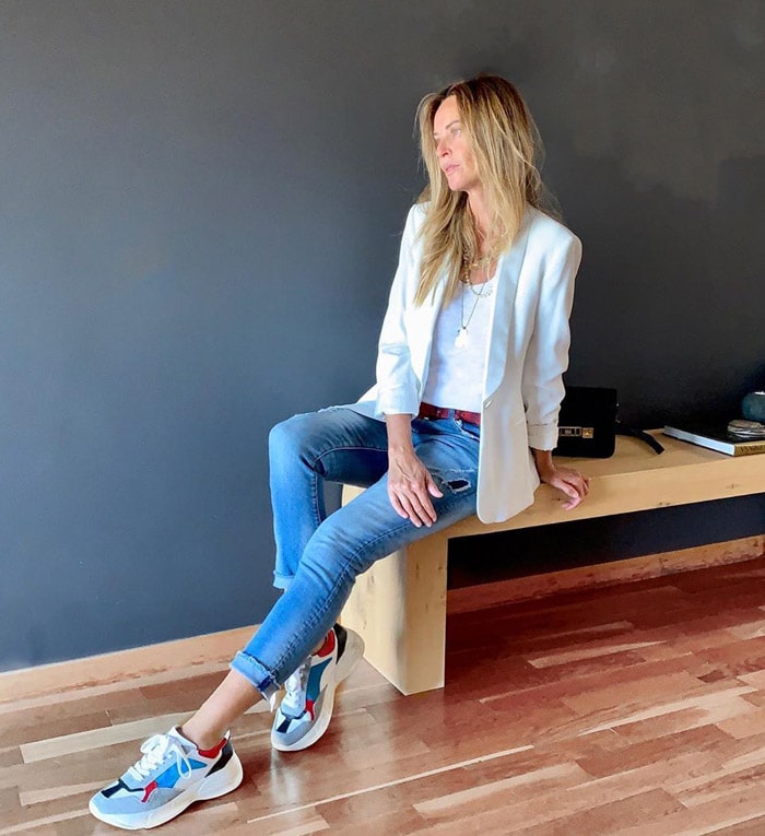 How to wear sneakers with jeans and a blazer | 40plusstyle.com