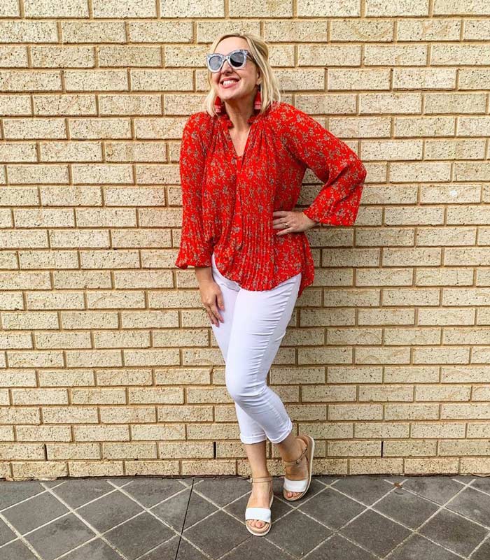 How to wear white pants over 40 - lots of outfit ideas with white pants