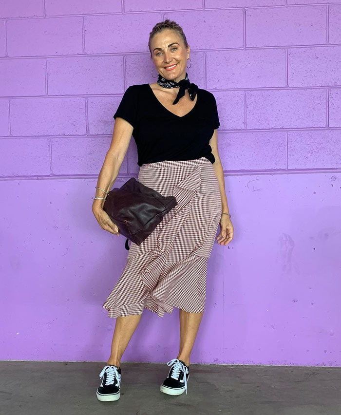 how to wear sneakers with a skirt | 40plusstyle.com