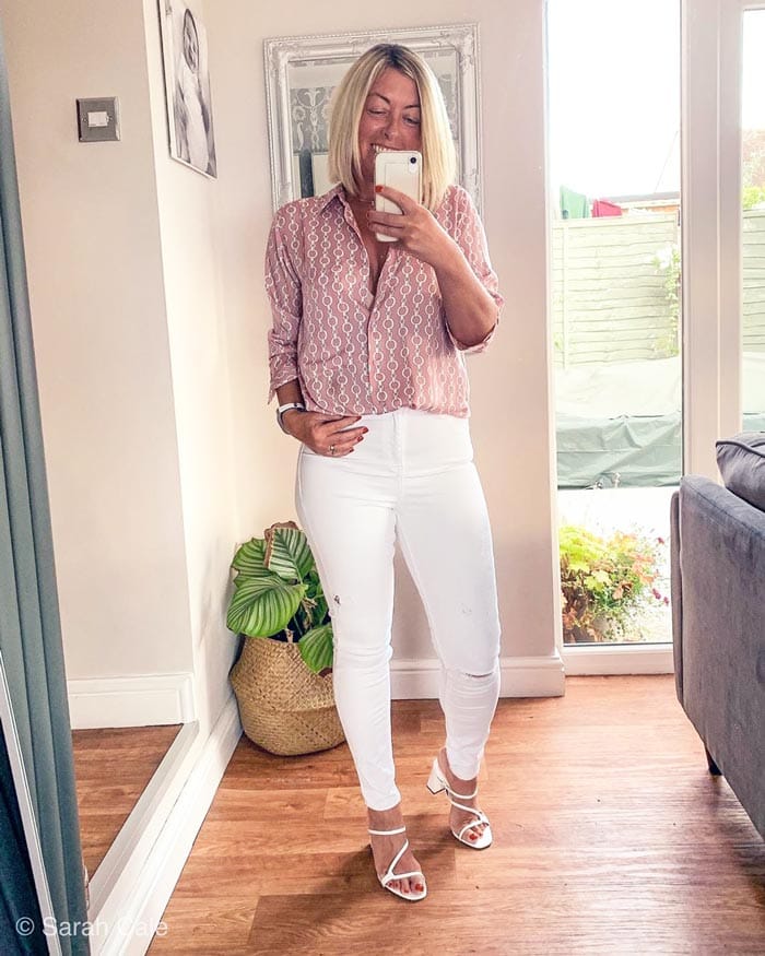 how to wear white pants - skinny jeans with a blouse | 40plusstyle.com