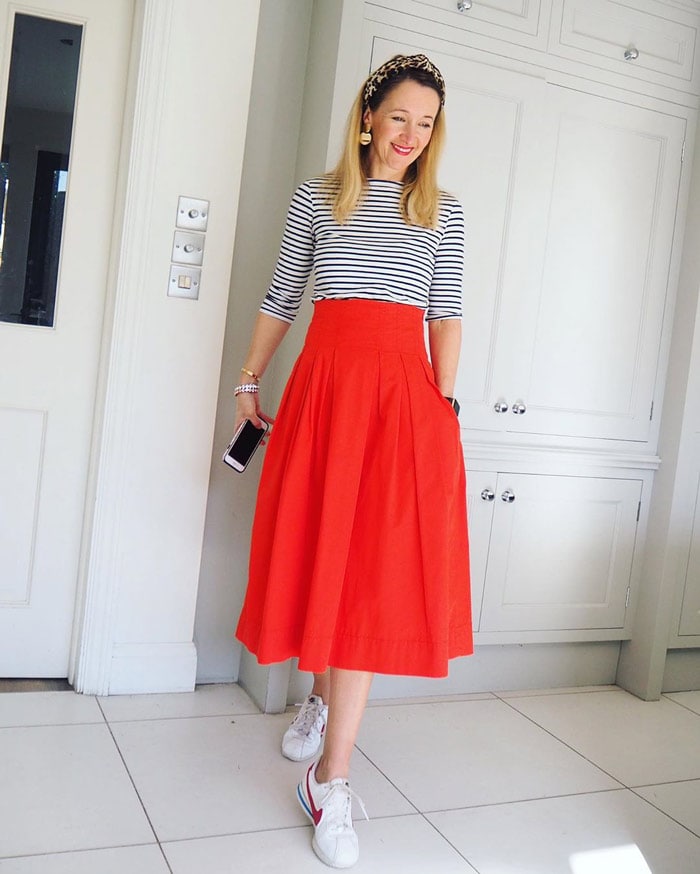 Striped shirt, midi skirt and sneakers | 40plusstyle.com