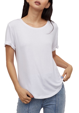 Best white t-shirts - H&M round neck t-shirt | 40plusstyle.com