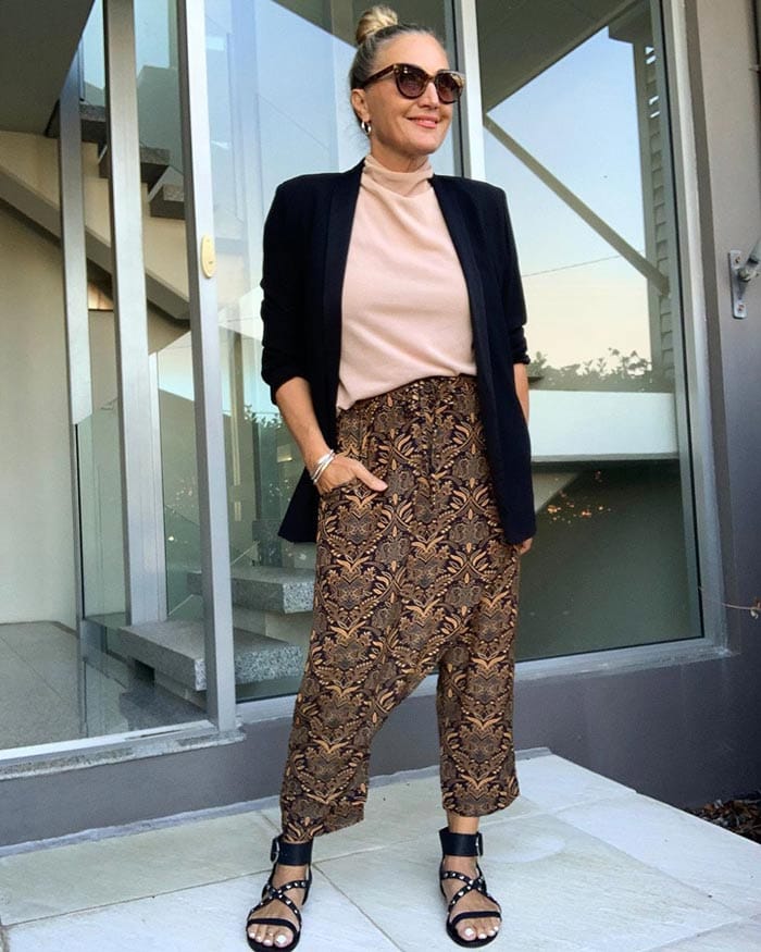 Melinda wears silk blend pants | 40plusstyle.com