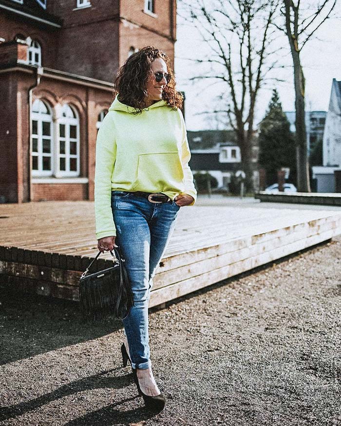 Urban look idea - hoodie, jeans and pumps | 40plusstyle.com