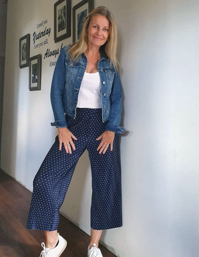 Shelley wears polka dot pants with sneakers | 40plusstyle.com