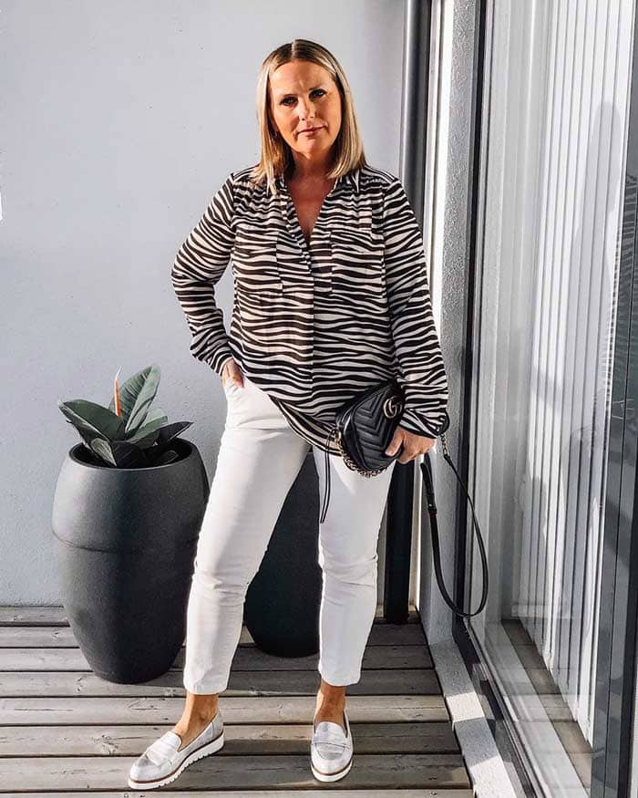 Iona wearing silver loafers and white jeans | 40plusstyle.com