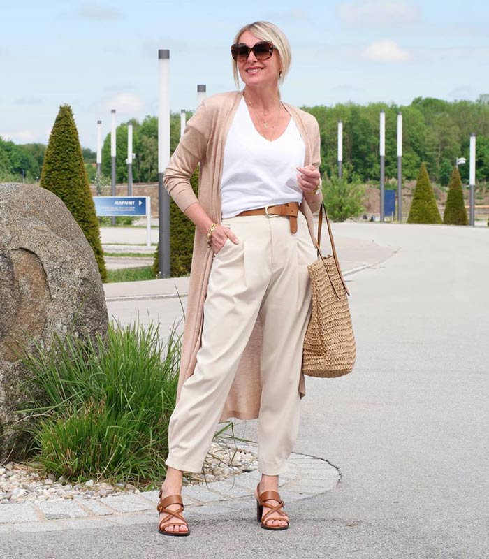 Larisa opts for a subtle, all-neutral outfit with her white t-shirt | 40plusstyle.com