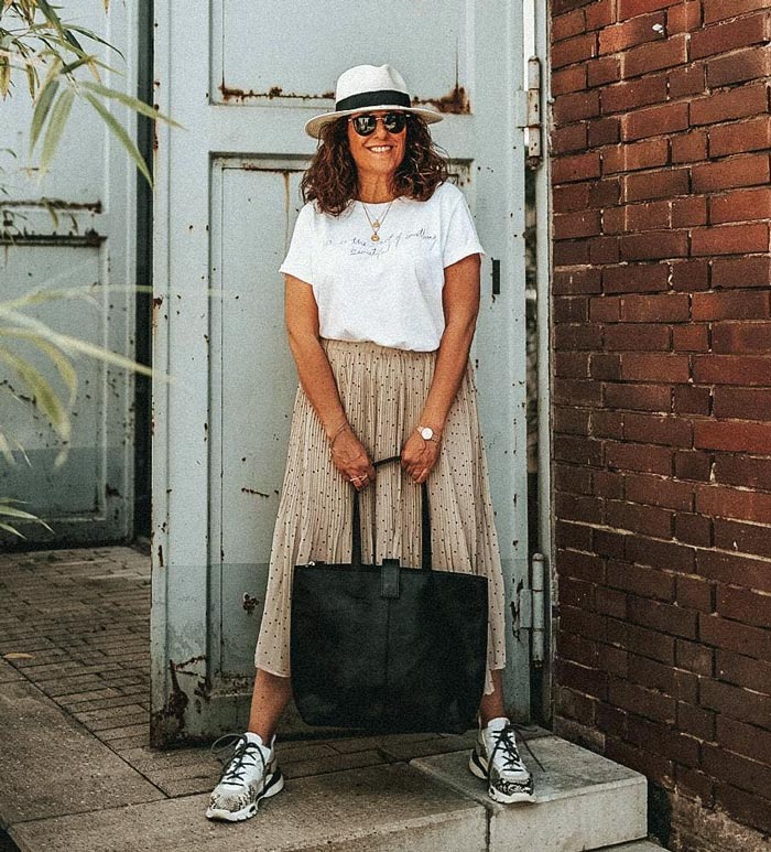 Natalie wearing a logo white tee | 40plusstyle.com