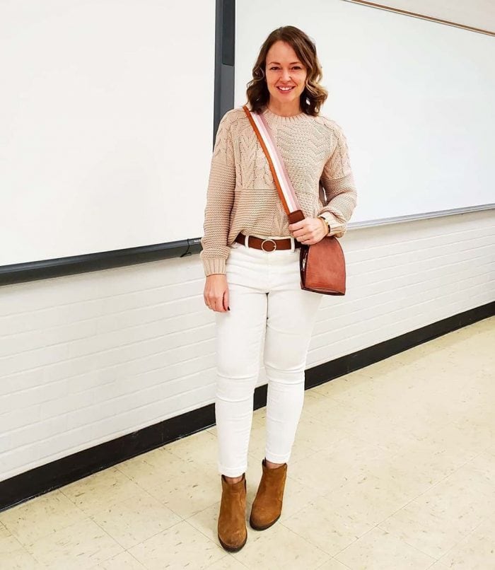Jenny wears white jeans and a crossbody bag | 40plusstyle.com