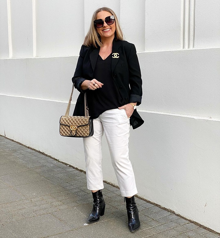 Casual party outfits - Jona wearing jeans and a blazer | 40plusstyle.com