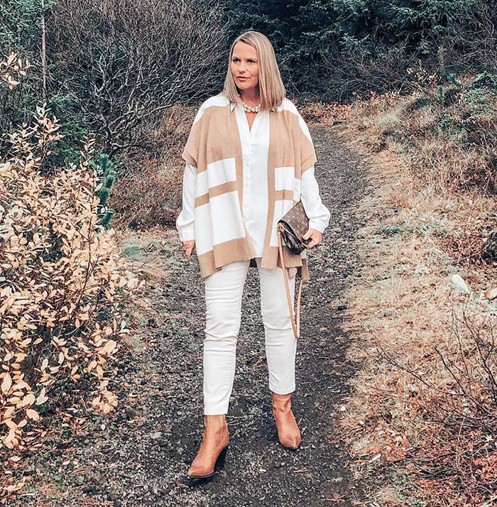 How to wear booties - Jona wears booties with white jeans | 40plusstyle.com