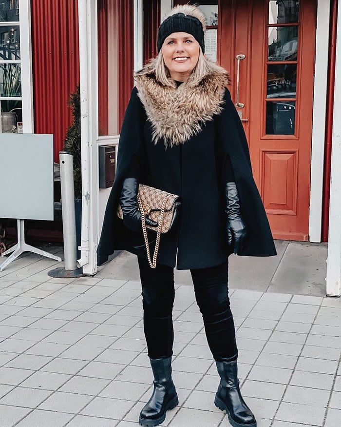 The best gloves for winter - Jona wears black leather gloves | 40plusstyle.com