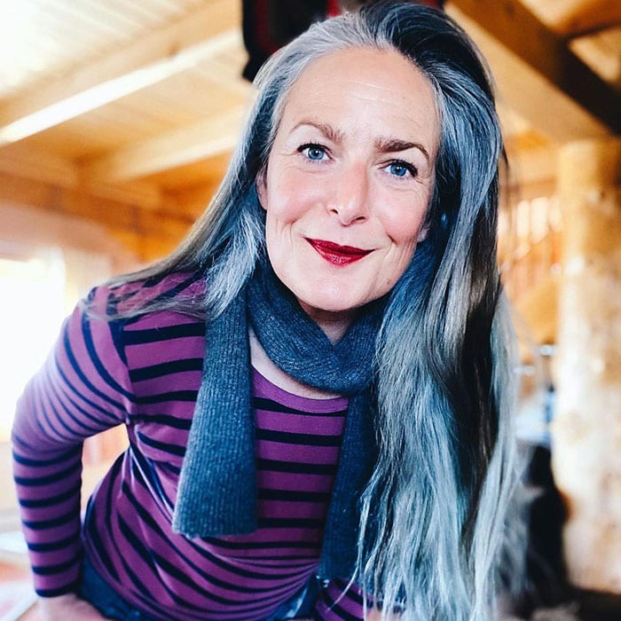 Going grey - Amanda has long grey hair | 40plusstyle.com