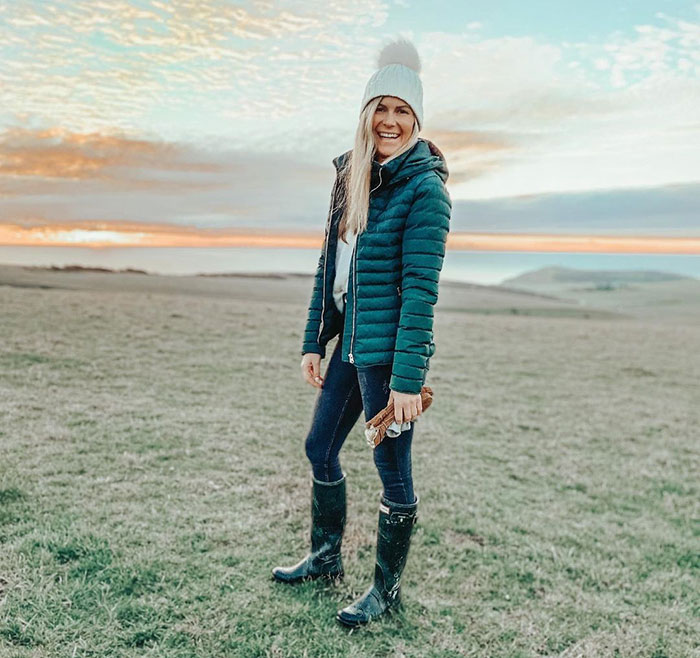 Victoria wears a puffer jacket and green wellies | 40plusstyle.com