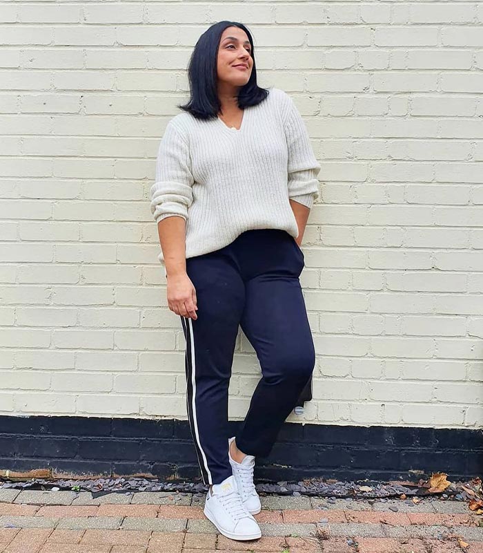 Jas in classic white sneakers | 40plusstyle.com