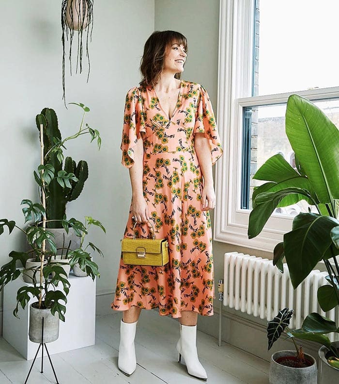 Lizzi wears a floral dress | 40plusstyle.com